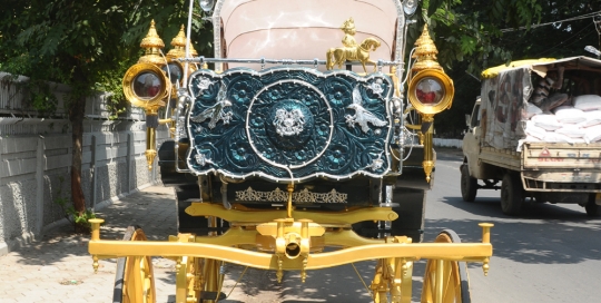 VINTAGE VICTORIA BAGI by Malataj Bagiwala Anand